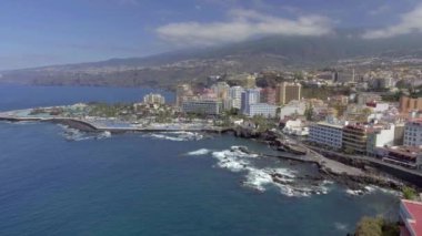 Tenerife, Kanarya Adaları. Yaz mevsiminde Puerto de la Cruz sahil şeridinin hava manzarası