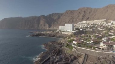 Santiago del Teide 'nin bir yaz günü, Tenerife - Kanarya Adaları' ndaki hava panoramik manzarası