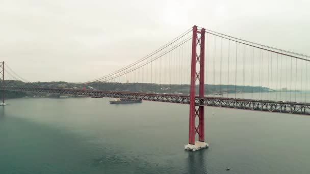 4月25日葡萄牙里斯本无人驾驶飞机俯瞰大桥 — 图库视频影像