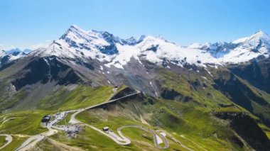 Yaz mevsiminde Grossglockner 'ın dağ zirveleri. Güneşli bir günde İHA 'dan hava görüntüsü, Avusturya