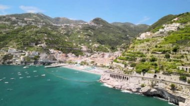Maiori ve Minori 'nin yaz mevsiminde Amalfi Sahili boyunca inanılmaz hava manzarası. Drone bakış açısı.