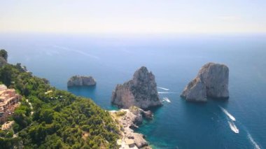 İtalya 'nın Capri Adası' ndaki Faraglioni Kayalıkları 'nın inanılmaz hava manzarası. Drone bakış açısı.
