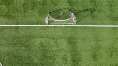 Futbol sahasının yukarıdan görünüşü. Spor konsepti, açık hava aktivitesi ve spor konsepti.