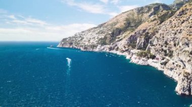İtalya, Amalfi Sahili 'ndeki bir İHA' dan Furore Fjord 'un hava görüntüsü.