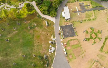 Singapur 'daki Marina Körfezi bölgesinde. Güneşli bir günde şehir parkının havadan görünüşü