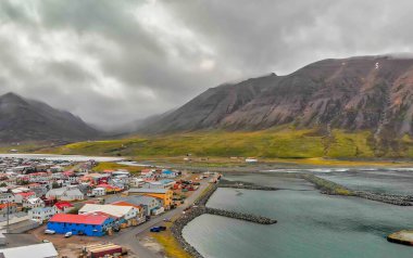 Yaz mevsiminde Olafsfjordur manzarasının güzel hava manzarası, İzlanda
