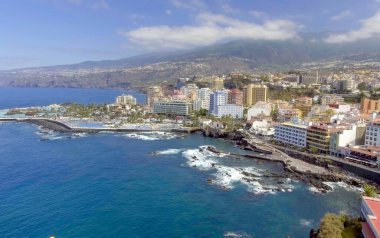 Güneşli bir günde Puerto de la Cruz 'un hava manzarası, Tenerife - İspanya
