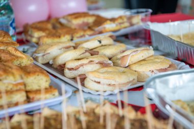 Panini ve sandviçler masada.