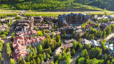 Colorado 'daki Vail kasabasının havadan görünüşü, yaz mevsimi.