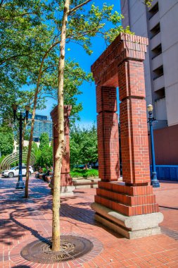 PORTLAND, OR - 18 AĞUSTOS 2017: Yaz mevsiminde sokaklardaki modern heykeller