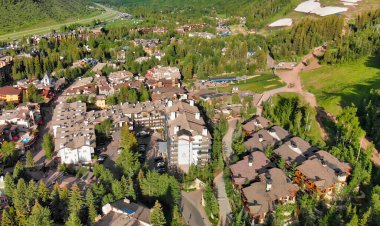 Yaz günbatımında Vail 'in panoramik hava görüntüsü, Colorado, ABD