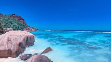 La Digue Anse Kaynak Argent Sahili 'nin insansız hava aracı görüntüsü Seyşeller.