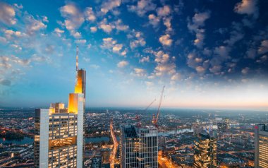 Harika modern şehir manzarası gökyüzü günbatımı.