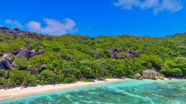 La Digue, Seyşeller Adaları 'ndaki Anse Kaynak Argent Sahili' nin hava görüntüsü - Afrika.