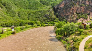 Colorado nehri ve kanyon boyunca rafting, İHA 'dan hava manzarası