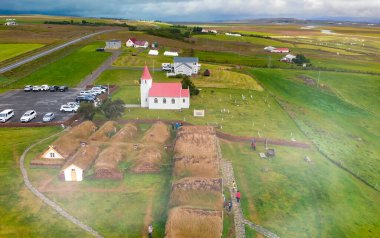 İzlanda, Glaumbaer 'in havadan görünüşü. Kuzey İzlanda 'nın Skagafjordur ilçesinde yer alan Glaumbaer, yenilenmiş bir çim çiftliği ve kereste binalarının yer aldığı bir müzedir.