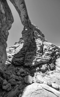 Yaz mevsiminde Utah, Arches Ulusal Parkı 'nda taret kemeri.