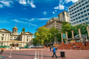 PORTLAND, OR - 18 Ağustos 2017: Turistlerin ferahlattığı bir şehir meydanında çeşme