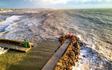 Fırtına sırasında deniz feneri kıyısı boyunca. İHA 'dan hava görüntüsü