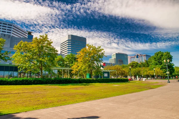 Portland August 2017 City Waterfront Park Och Byggnader Solig Sommardag — Stockfoto