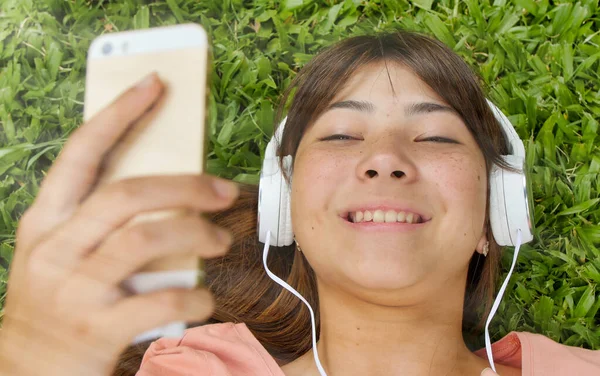 Счастливая Азиатская Девочка Подросток Лежит Траве Слушая Музыку Концепция Освещённости — стоковое фото