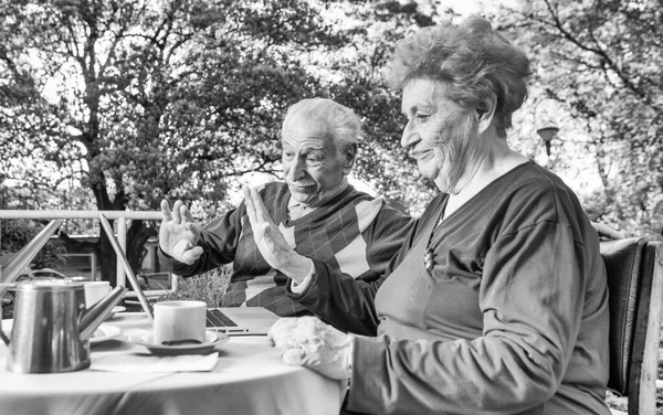 Elder Couple Videocall Laptop Outdoor Making Breakfast — Foto Stock