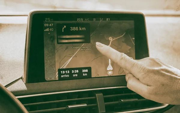 Dedo Mulher Usando Sistema Navegação Enquanto Dirige Carro — Fotografia de Stock