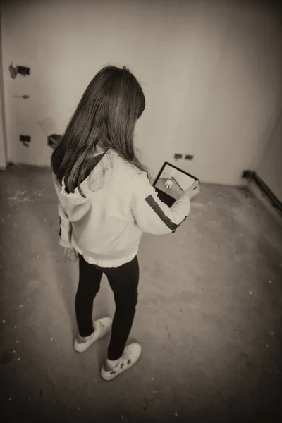 Jong Meisje Plaatst Object Augmented Reality Verhuizen Naar Een Nieuw — Stockfoto