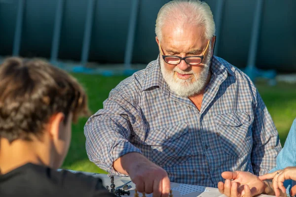 Grandparents Grandchildren Playing Board Games Outdoor Sunny Afternoon — Stock Photo, Image