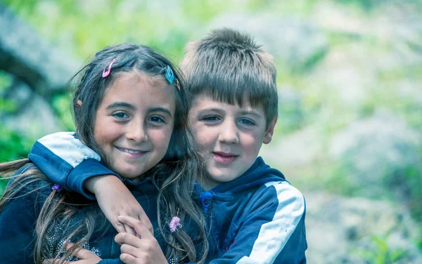 Kleine Kinder Freien Glückliches Geschwisterpaar Park — Stockfoto