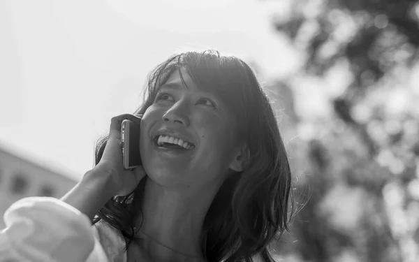 Güzel Asyalı Kız Telefonu Açık Konuşma Kavramı — Stok fotoğraf