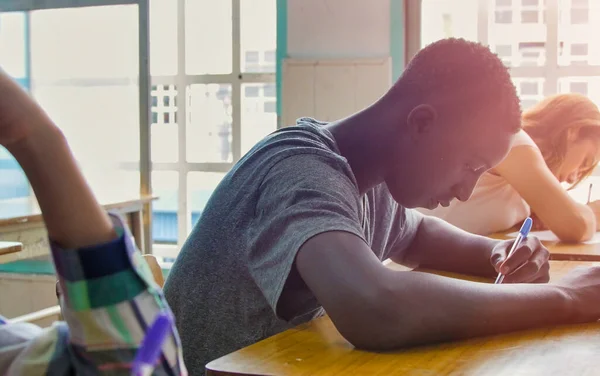 Multi Classe Adolescenti Etnici Durante Lezione Scolastica — Foto Stock