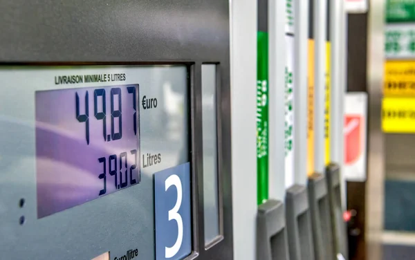 Gaspriser Vid Bensinpump Bensinstation Närbild Bränslemunstycke Oljebehållare Med Bensin Och — Stockfoto