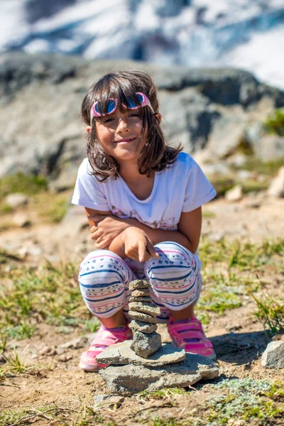 Mladá Dívka Odpočívá Blízkosti Plie Skal Během Horské Exkurze — Stock fotografie