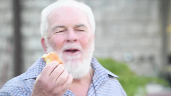 Man Etend Een Deliciuos Vijg Gelei Met Brood Outdoor — Stockfoto