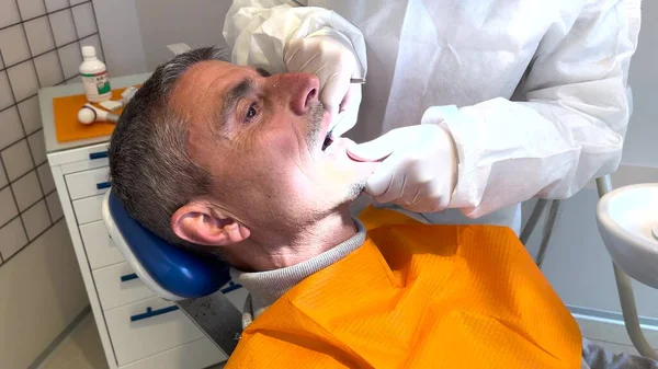 Homem Submetido Limpeza Dentária Dentista — Fotografia de Stock