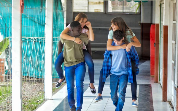 Tonåringar Grupp Multietniska Vänner Skolan Har Roligt Spargris Utomhus Korridoren — Stockfoto