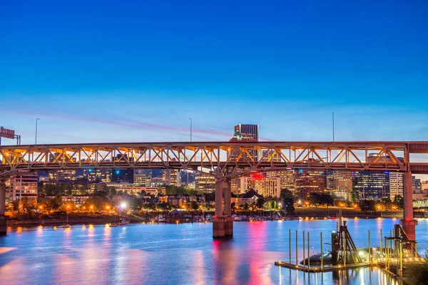 Moderne Nächtliche Skyline Von Portland Mit Flusslichtreflexen Oregon — Stockfoto