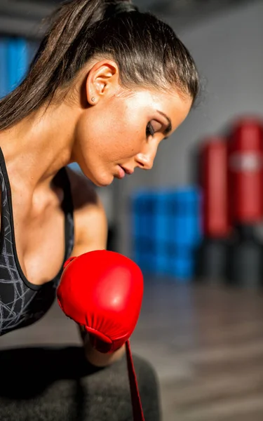 Feminino Chute Boxer Formação Ginásio Com Luvas Vermelhas — Fotografia de Stock