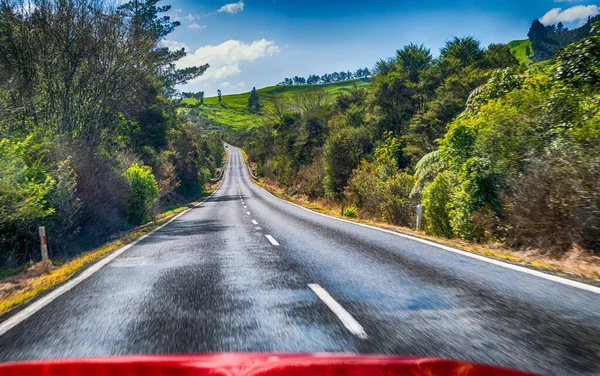 Kırmızı Bir Araba Görüldüğü Gibi Güzel Kırsal Yol — Stok fotoğraf