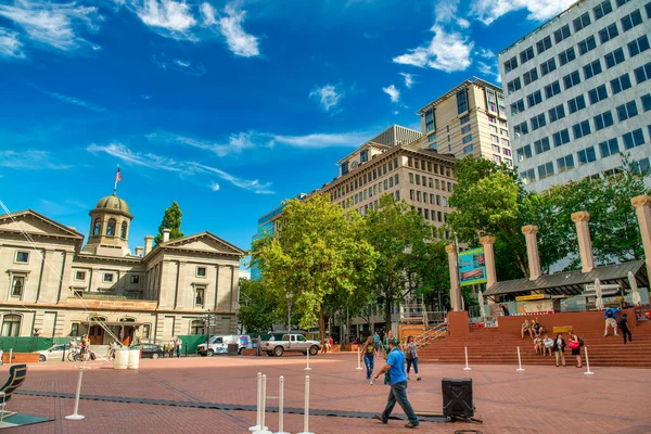 Portland August 2017 Fontein Een Stadsplein Met Toeristen Verfrissend — Stockfoto