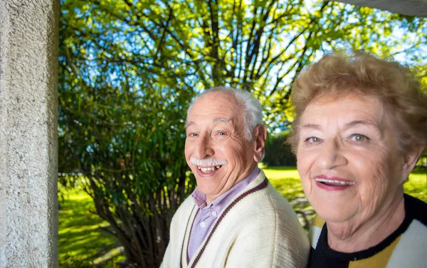 Coppia Felice Anziani Sorridenti Che Camminano All Aperto Anziani Pensionati — Foto Stock