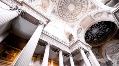 PARIS - Temmuz 2014: Pantheon 'un içi turistlerle dolu. Yavaş çekim