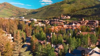 Colorado 'daki Vail kasabasının havadan görünüşü, yaz mevsimi.