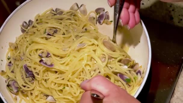 Mujer Cocinando Espaguetis Con Almejas Vapor Sartén Movimiento Lento — Vídeos de Stock