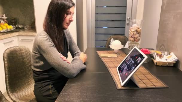 Donna Casa Dopo Videoconferenza Scolastica Sul Tablet — Video Stock