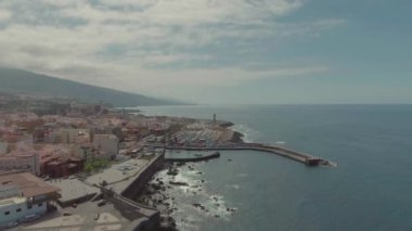 Tenerife, Kanarya Adaları. Yaz mevsiminde Puerto de la Cruz sahil şeridinin hava manzarası