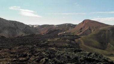 Landmannalaugar Bölgesi, İzlanda 'daki ünlü İzlanda manzarası. Arkaplanda yeşil lav tarlaları ve dağlar, hava manzarası