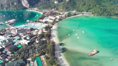 Phi Phi Don Adası, Tayland. Güneşli bir günde İHA 'dan güzel kıyı şeridinin havadan görüntüsü.
