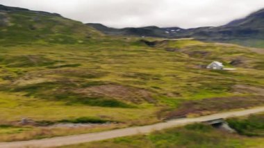Arkasında göl ve okyanus olan ünlü İzlanda dağı Kirkjufell. Kirkjufell Dağı, yaz mevsiminde Snaefellsnes Yarımadası 'nda İHA bakış açısıyla.